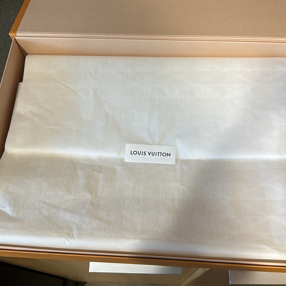 Louis Vuitton Essential Shine Scarf - Picture 3 of 6